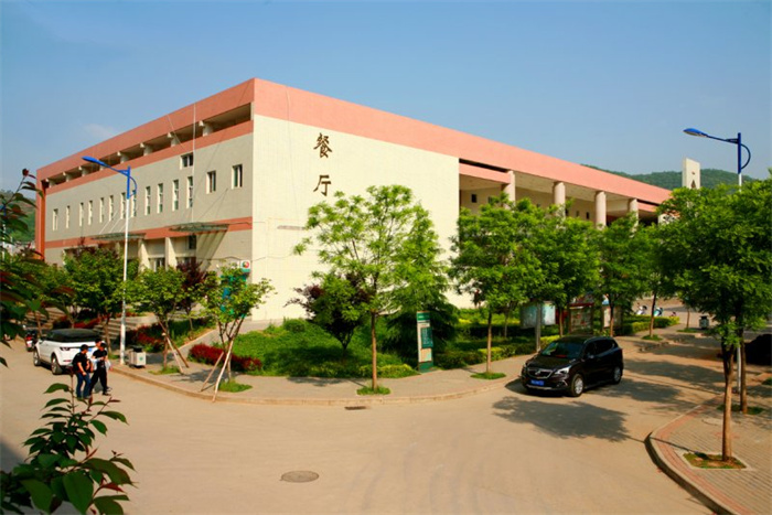 学生餐厅.jpg